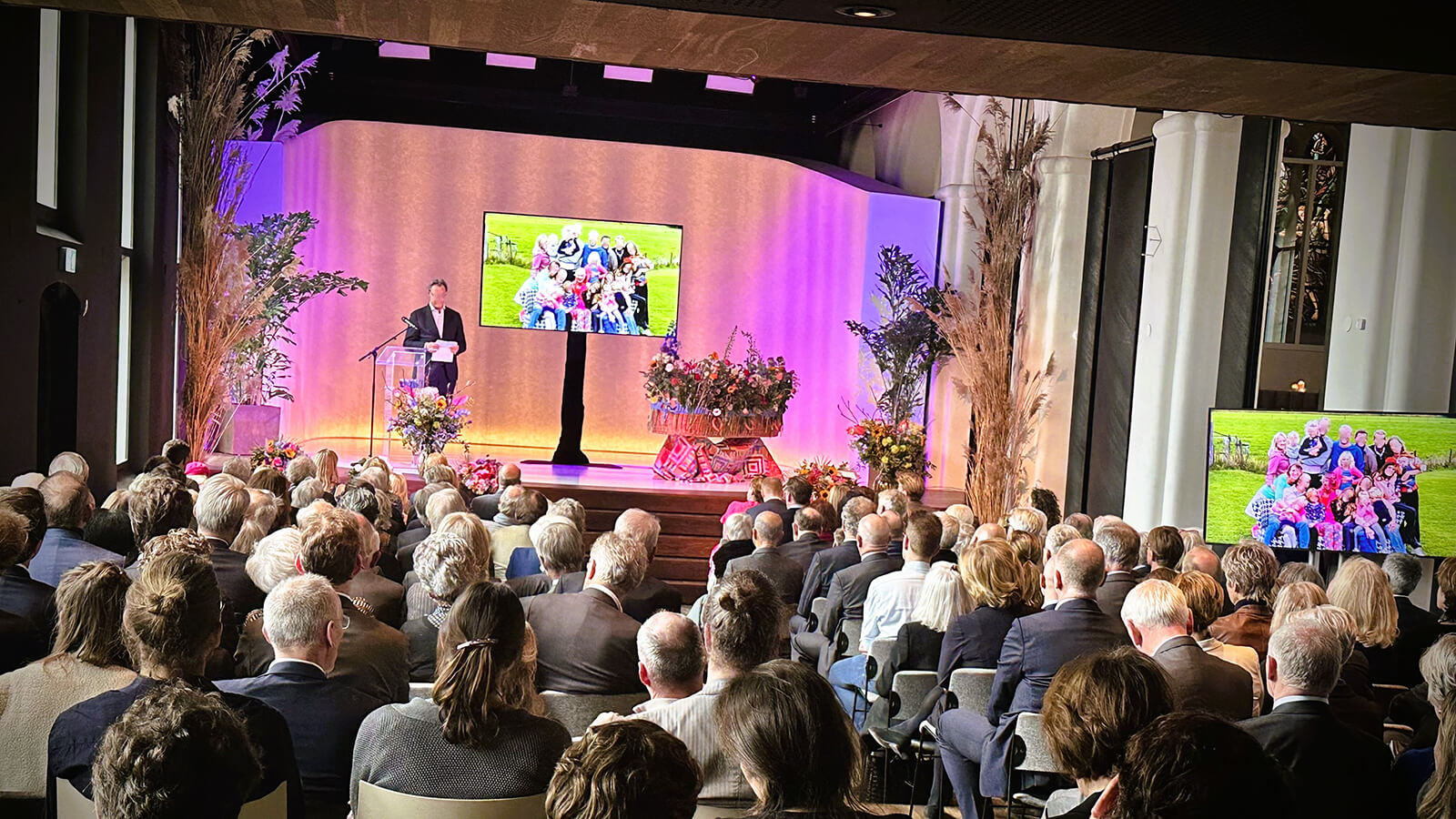 Mand met bloemen op podium