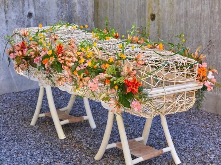 Wilgenmand met bloemen