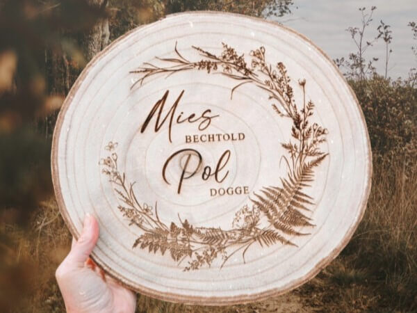 Houten boomschijf als grafmarkering